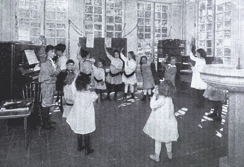 Ellen Yale Stephens working with children in her American Montessori classroom.